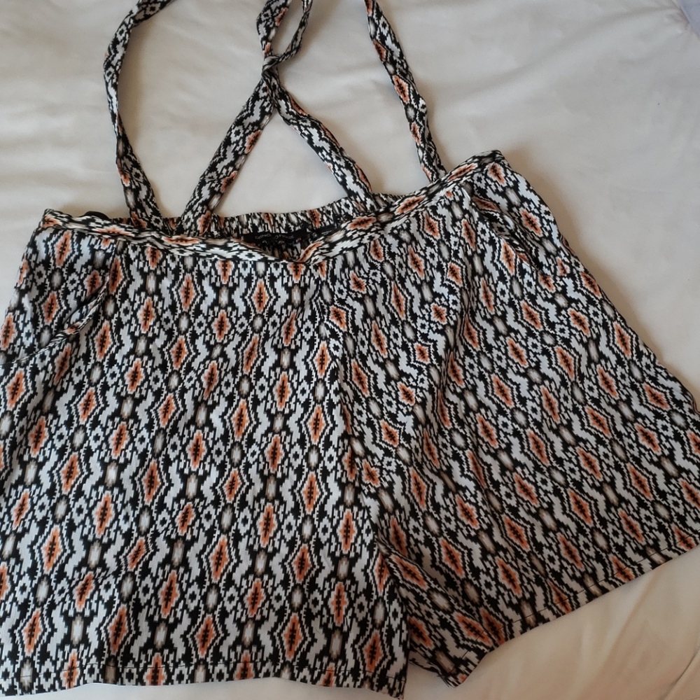 Short pant with suspenders
